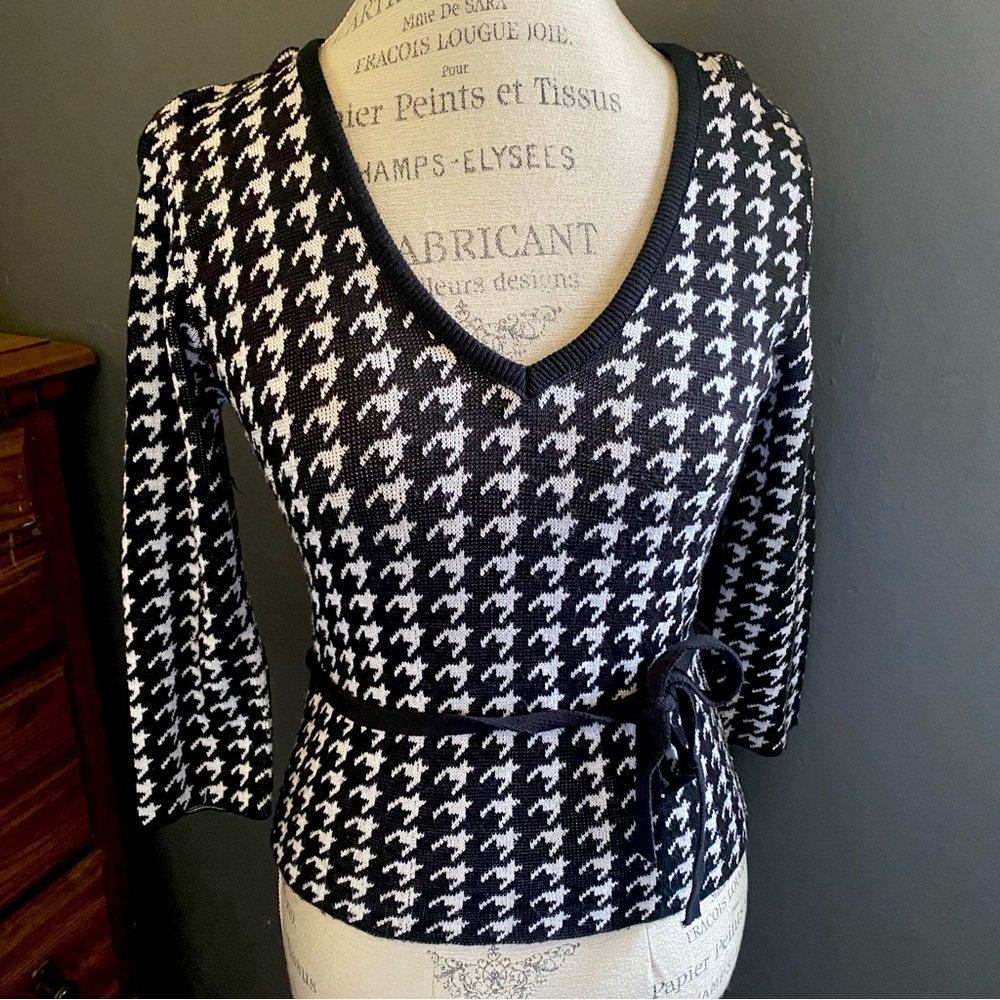 Kalico black and white houndstooth v-neck sweater with black sash Sz Medium